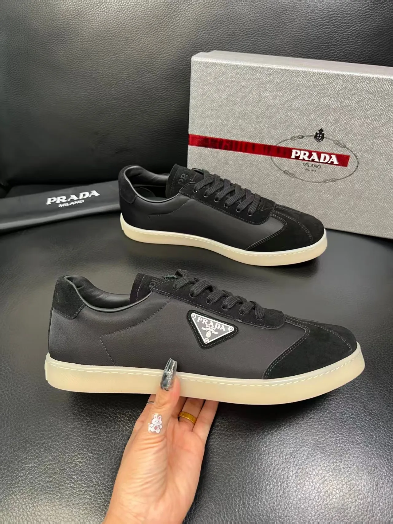 P380 38-45 Prada Prada’s new men’s leather sneakers, the highest version on the market, any comparison is welcome🆚! The original leather has excellent texture and is super high-end! Fetal sheep net lining imported from Italy, removable pad! Luxurious materials and fine workmanship, highly recommended! No. 058